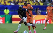 Enner Valencia intenta avanzar ante la marca de Yan Diomande durante el debut de Ecuador frente a Costa de Marfil en el Mundial 2026.