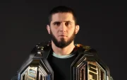 Islam Makhachev posa con los cinturones de campeón de Peso Ligero y Peso Welter de la UFC.