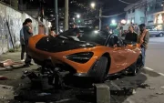 El McLaren terminó sobre la vereda tras impactar una barrera de concreto en el norte de Quito; el vehículo sufrió daños.