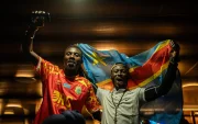 Aficionados congoleños al fútbol se reúnen para ver la transmisión del partido Portugal vs República Democrática del Congo en una Fan Zone.