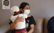 Adriana dejó de trabajar para dedicarse a su hijo. También debe ser su maestra, pues él no  puede ir a la escuela.