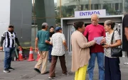 Adultos mayores en el exterior del edificio del Servicio de Rentas Internas, en Guayaquil.