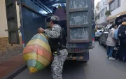 Cerca de cincuenta bultos de prendas de vestir fueron retirados de los establecimientos y trasladados a las bodegas de la Aduana para las investigaciones respectivas.