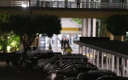 Seis mujeres, familiares de la víctima del ataque armado en el aeropuerto de Guayaquil, permanecían en la zona de arribos mientras la Policía recababa información del caso.