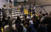 Pasajeros consultan información de vuelos dentro de la terminal, que continúa operativa pese a la emergencia registrada en el exterior.