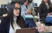 Imagen de Diana González en un encuentro previo, mientras ahora revela propuestas para la Alcaldía de Cuenca tras la suspensión de Cristian Zamora.