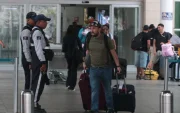 Menores ingresan con armas ocultas en peluche al aeropuerto de Guayaquil y atacan a objetivo criminal en zona pública concurrida