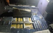 Los paquetes estaba oculta en compartimentos de dos vehículos y dos personas fueron detenidas.