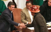 El presidente de Bolivia, Rodrigo Paz, estrecha la mano del dirigente de la Central Obrera Boliviana (COB), Mario Argollo,en el Banco Central en La Paz (Bolivia).