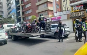 Los agentes de la AMT trasladaron a las motos en una plataforma. Los vehículos se incautaron tras un operativo en la av. República de El Salvador.