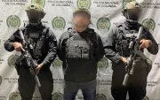 Alias Javi, presentado por la Policía Nacional de Colombia,  tras su captura en Bogotá cerca de la embajada de EE. UU.