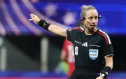La árbitra Tori Penso hace indicaciones durante el partido de la fase de grupos de la Copa Mundial de la FIFA 2026 entre República Checa y Sudáfrica.