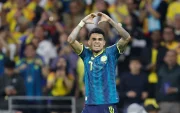 Luis Díaz celebra su primer gol en una Copa del Mundo tras liderar la victoria de Colombia sobre Uzbekistán en el estadio Azteca
