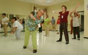 Los centros de estimulación para el adulto mayor son cada vez más frecuentes. Se ha visto que uno de los mayores factores de deterioro a partir de los 70 es la soledad.