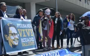 Imagen de archivo de una manifestación en memoria de Fernando Villavicencio, mientras la justicia suspende el fallo sobre prisión preventiva de Serrano y Jordán.