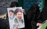Un mujer porta una pancarta con la imagen del nuevo líder supremo de Irán, Mojtaba Jameneí, en la plaza Enghelab de Teherán.