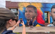 El mural de William Pacho se ha convertido en uno de los puntos de encuentro de los hinchas ecuatorianos en Kansas City antes del partido de la Tricolor frente a Curazao.