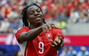 El suizo Johan Manzambi y uno de los goles ante Bosnia y Herzegovina.