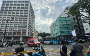 El accidente sucedió en la intersección de las calles Pedro Carbo y Colón, centro de Guayaquil.