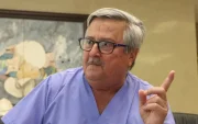 El médico Roberto Gilbert fue posesionado como consejero principal del CPCCS en octubre 2025, renunció el 18 de junio del 2026.