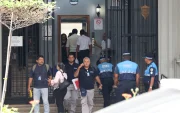 Funcionarios municipales un día particular. En Guayaquil, la agenda juliana está en riesgo por suspensión de procesos en el Sercop.