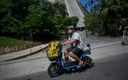 El repartidor de comida a domicilio Joao Paulo Teixeira, de 20 años, entrega un pedido para la aplicación 99Food en su bicicleta eléctrica en el centro de Río de Janeiro, Brasil, el 17 de abril de 2026.