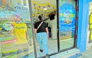 Un punto de venta de pronósticos deportivos y juegos en línea, en Quito. Los locales físicos conviven con las apps, que ya concentran la mayoría de las apuestas.