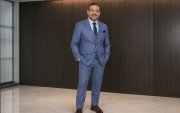 La IA propone un estilo más ejecutivo y contemporáneo.