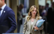 La primera ministra italiana, Giorgia Meloni (derecha),en la cumbre del Consejo Europeo en Bruselas, Bélgica, el 18 de junio de 2026.