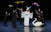 Más de 20 bailarines se presentan en la obra La Pavlova