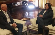 El presidente de la Asamblea Nacional, Jorge Rodríguez (i), habla con la exdiputada Dinorah Figuera durante una reunión este jueves, en Caracas (Venezuela).