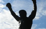 La estatua de Rocky Balboa en Filadelfia, intervenida por hinchas brasileños con una camiseta argentina durante el Mundial.
