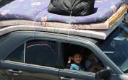 Libaneses con sus pertenencias huyen por la carretera de Sidón hacia Beirut tras los bombardeos israelíes que afectaron a pueblos del sur del Líbano, el 19 de junio de 2026.
