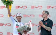 El ecuatoriano Jhonatan Narvaez en el podio después de ganar la tercera etapa de la Vuelta a Suiza.