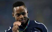 Dimitri Bascou mostrando orgulloso su medalla olímpica obtenida en los Juegos Olímpicos de Río de Janeiro 2016.