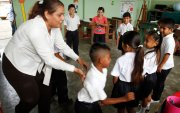 A los docentes en Ecuador se les exigiría ser, además de profesores, psicólogos y policías.