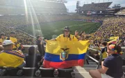 Fernando Pavón ondea la bandera de Ecuador en el estadio durante el Mundial.
