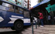 La parada de la Biblioteca Municipal resultó afectada tras el impacto del articulado de la Metrovía.