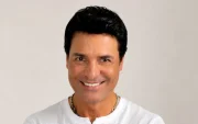 Imagen publicada por Chayanne en su cuenta de X, mientras sus seguidores lo celebran como “papá” con memes creados por IA.