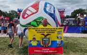 Ecuador Echeverría posa orgulloso con la bandera tricolor en Kansas City, donde vive su cuarto Mundial siguiendo a la selección ecuatoriana.