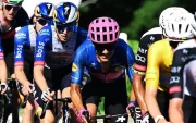 Richard Carapaz (c), en la Vuelta a Suiza 2026, en una imagen compartida por su equipo, el EF Education-EasyPost.