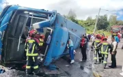 Un bus de transporte urbano se volcó en la calle Leónidas Dubles y E8B, en el sur de Quito.