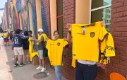 Camisetas de la selección ecuatoriana se venden en las calles de Kansas City en la previa del partido entre Ecuador y Curazao por el Mundial 2026.