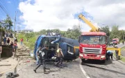 Bus de transporte urbano quedó volcado tras el siniestro registrado en Caupicho, sur de Quito.