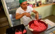 Luis Banda es el heredero de un negocio con más de cien años de sabor: Colaciones Cruz Verde, en Quito.