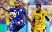 El ecuatoriano Gonzalo Plata (d) enfrenta al curazoleño Armando Obispo en el duelo por la segunda fecha del Grupo E del Mundial 2026