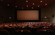 El estadio y la pantalla se convierten en dos formas de atención colectiva: entre el entretenimiento global y la reflexión sobre la verdad en la era de la saturación informativa.