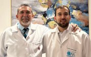 Más allá de la medicina, padre e hijo destacan la importancia de la empatía, la humildad y el aprendizaje constante como el verdadero legado familiar.