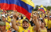 Simpatizantes del candidato a la presidencia de Colombia Abelardo de la Espriella celebran este domingo, en Barranquilla (Colombia).
