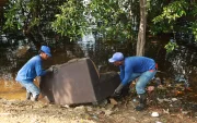 Muebles se encuentran flotando en el Estero Salado.